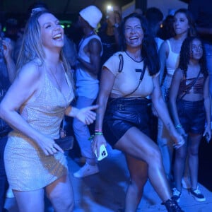 Scheila Carvalho e Carla Perez se divertiram no ensaio do bloco de Anitta