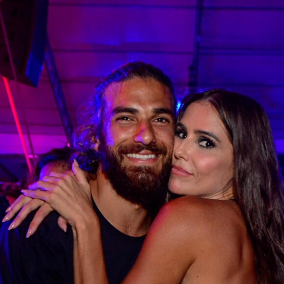 Deborah Secco trocou beijos com o marido na plateia do show