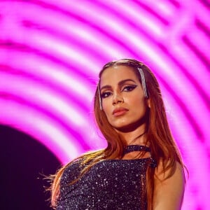 Anitta desfila com blocos de Carnaval no Rio de Janeiro e em Salvador