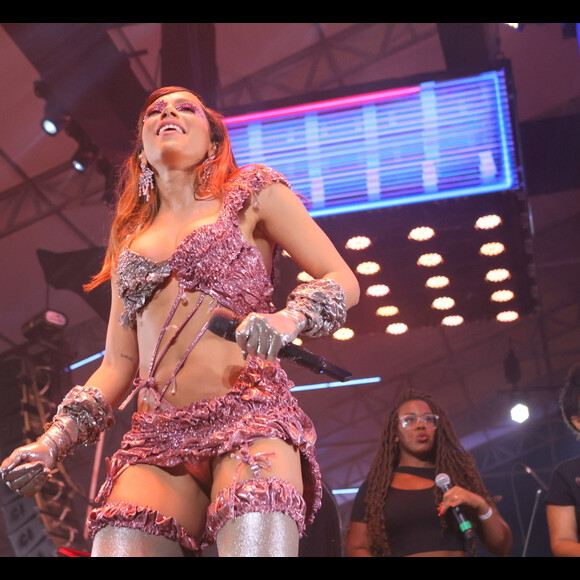 Anitta publicou look de Marietta Baderna 'pronta pra quebrar tudo' no momento em que terroristas invadiam e depedravam o Congresso, o Planalto e o STF