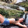 Isis Valverde posa em cachoeira durante férias em Minas Gerais