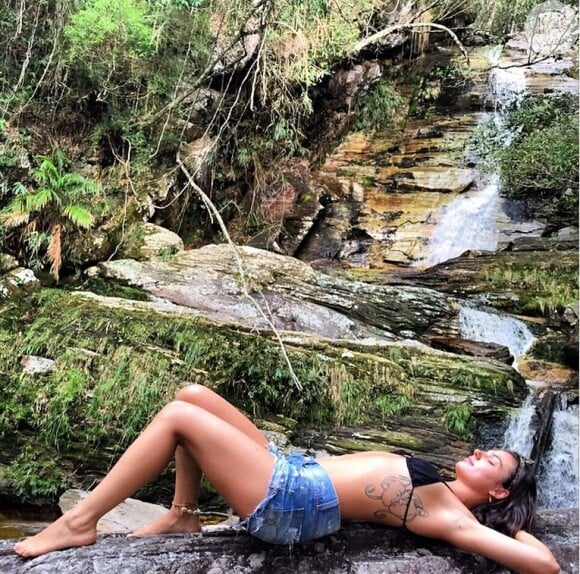 Isis Valverde posa em cachoeira durante férias em Minas Gerais