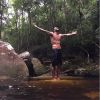 Uriel Del Toro mostra físico em forma durante banho de cachoeira