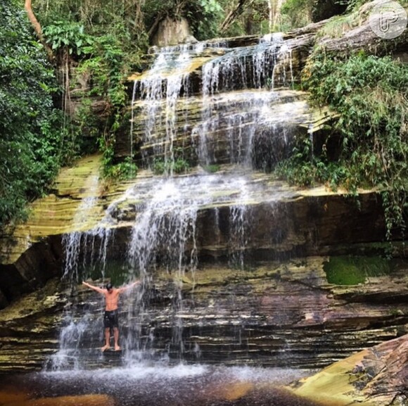 Uriel Del Toro se refresca em cachoeira em Minas Gerais