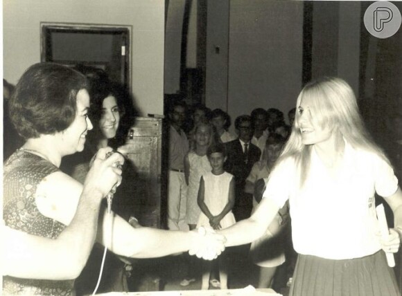 Na foto, a loira recebe diploma do colégio em São Joaquim da Barra, no interior de São Paulo
