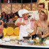 A presentadora foi até o 'Caldeirão do Huck' supervisionar um omelete preparado por Scheila Mello e o cantor Leonardo em novembro de 2000