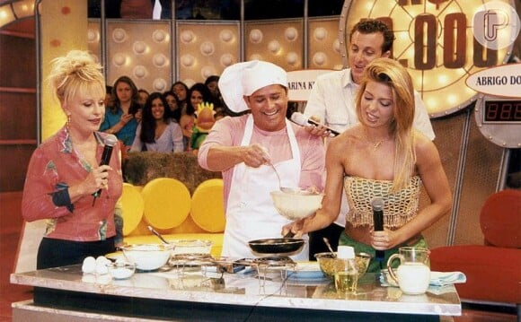 A presentadora foi até o 'Caldeirão do Huck' supervisionar um omelete preparado por Scheila Mello e o cantor Leonardo em novembro de 2000