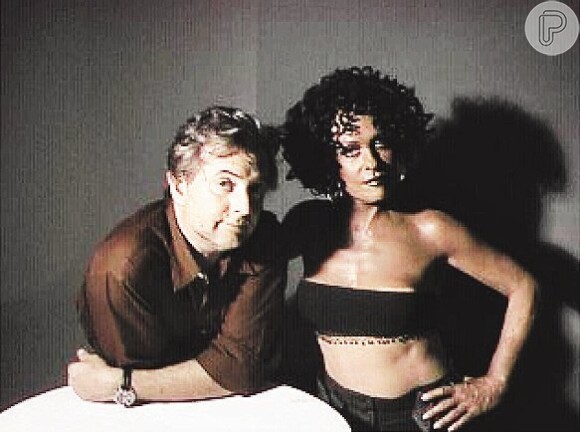 Ela posa com o fotógrafo J.R.Duran vestida de mulata para o livro do maquiador Duda Molinos, em dezembro de 2000