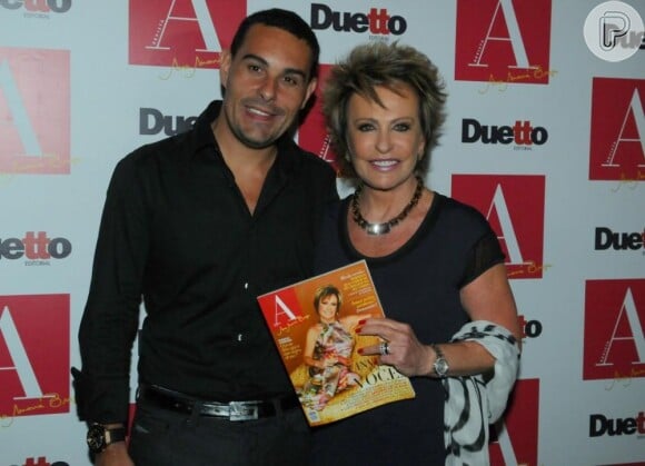 Ana Maria Braga levou o marido Marcello Frisoni para o pré-lançamento de sua revista, "A", em parceria com a editora Duetto, em novembro de 2011. A publicação leva a inical do nome da apresentadora