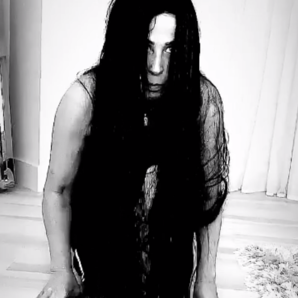 Zilu surgiu de peruca de cabelos pretos para dançar a música da filha