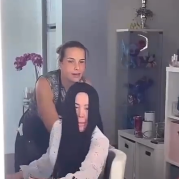 Zilu causou polêmica em outubro ao aparecer de peruca preta: no vídeo, uma cabeleireira fala que ela ficou 'parecida com alguém' e ela pede para mudar de cabelo