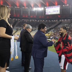Gabigol recebe medalha ao ser campeão da Copa do Brasil em 2022 pelo Flamengo