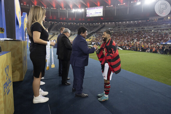 Gabigol recebe medalha ao ser campeão da Copa do Brasil em 2022 pelo Flamengo