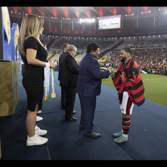 Gabigol recebe medalha ao ser campeão da Copa do Brasil em 2022 pelo Flamengo