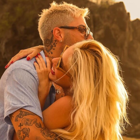 Karoline Lima ganhou 'mão boba' de Gui Araújo em ensaio em Fernando de Noronha