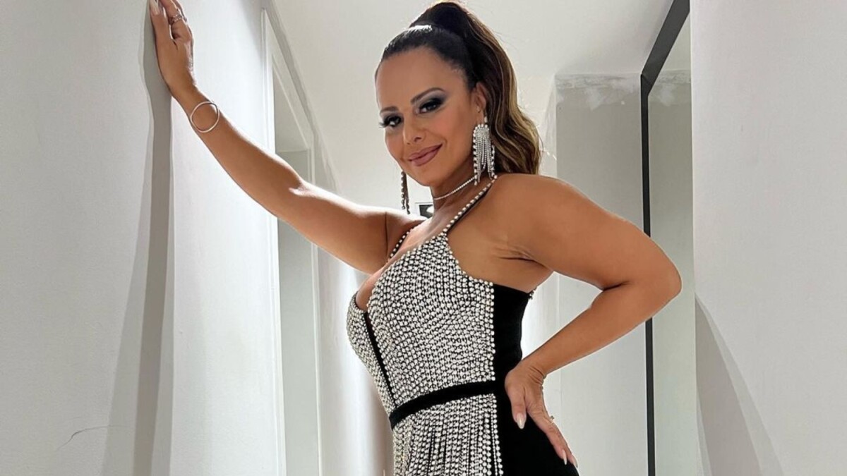 Viviane Araujo realça curvas em look brilhante para ensaio de Carnaval.  Fotos! - Purepeople