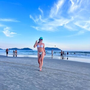 Cristiana Oliveira compartilhou fotos de um passeio na praia em seu Instagram