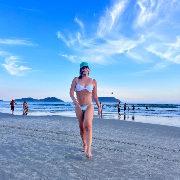 Cristiana Oliveira posou de biquíni branco na praia