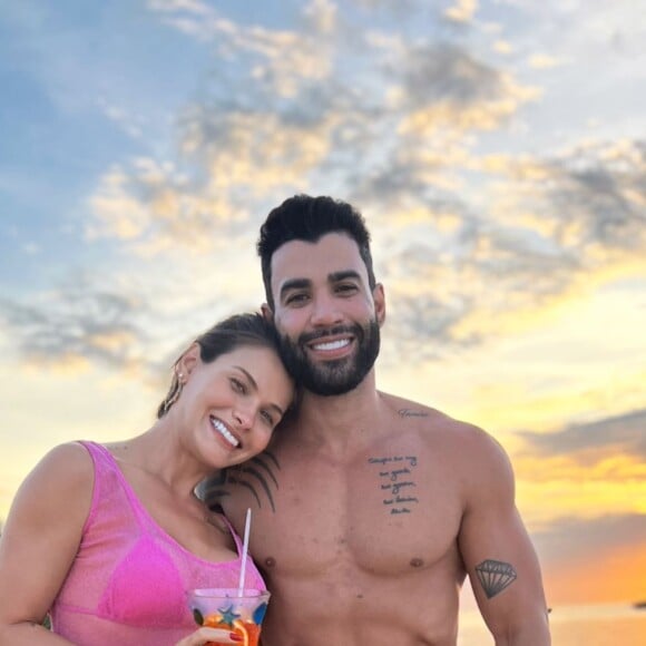 Andressa Suita, sem maquiagem, posou com Gusttavo Lima em clima de romance