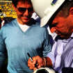 Tom Cruise encontra Zico em visita às obras do Maracanã, no Rio