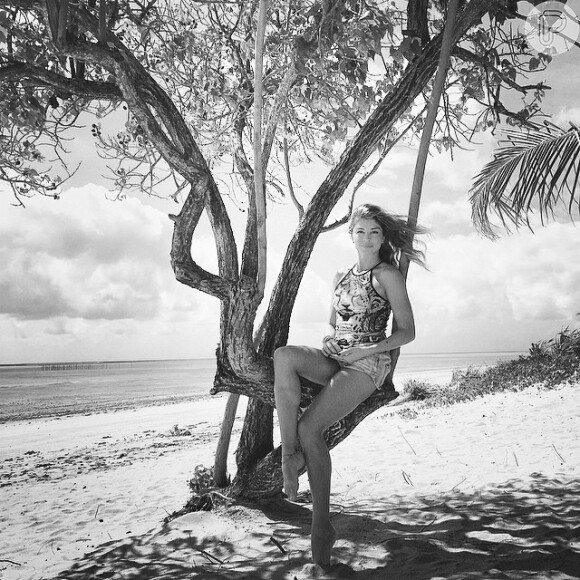 Após Réveillon com Cauã Reymond em Alagoas, Grazi Massafera compartilha fotos em praia