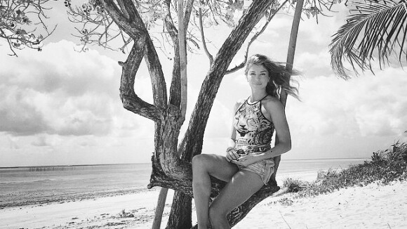 Após Réveillon com Cauã Reymond em Alagoas, Grazi Massafera posta fotos em praia
