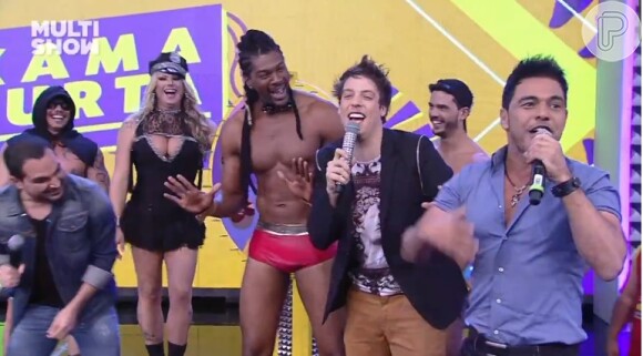 Zezé Di Camargo brinca após apalpar bumbum de assistente de palco no 'Tudo pela Audiência'