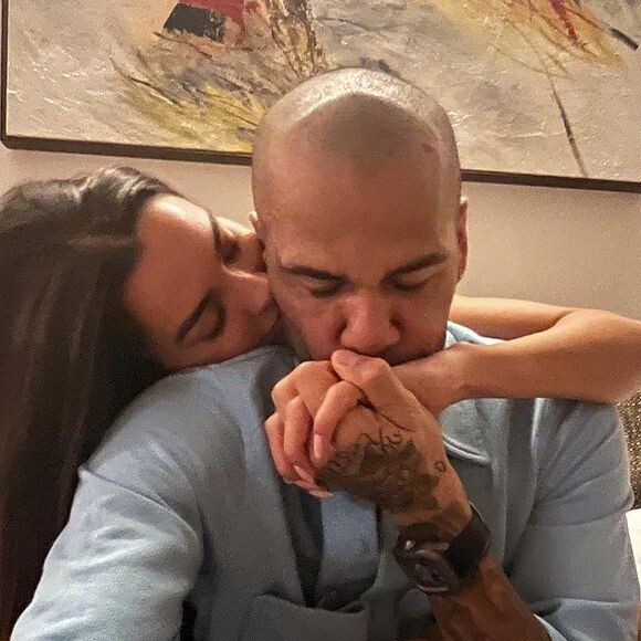 Daniel Alves não é mais seguido pela mulher, Joana Sanz, no Instagram, porém foi defendido pela ex, mãe de seus filhos