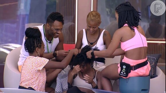 No 'BBB 23', Tina contou com ajuda de amigos para retirar as tranças do cabelo