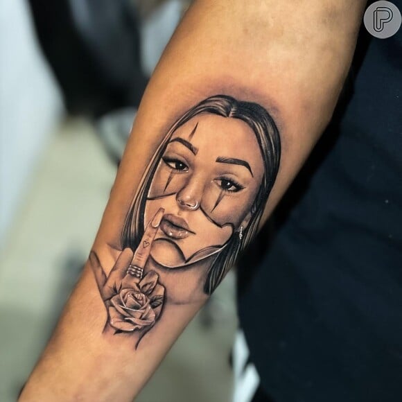 Internautas acusaram Thomaz Costa de copiar a tatuagem do marido de Bia.