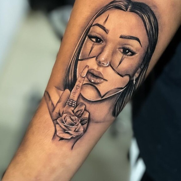 Internautas acusaram Thomaz Costa de copiar a tatuagem do marido de Bia.