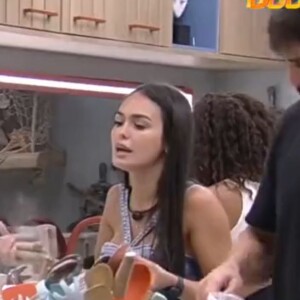 BBB 23: Larissa e Cristian discutiram na cozinha da casa após o 'brother' revelar que escolheu emoji de "cobra"