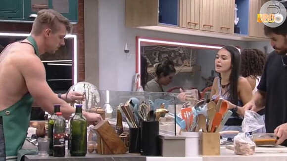 BBB 23: Larissa e Cristian discutiram na cozinha da casa após o 'brother' revelar que escolheu emoji de "cobra"