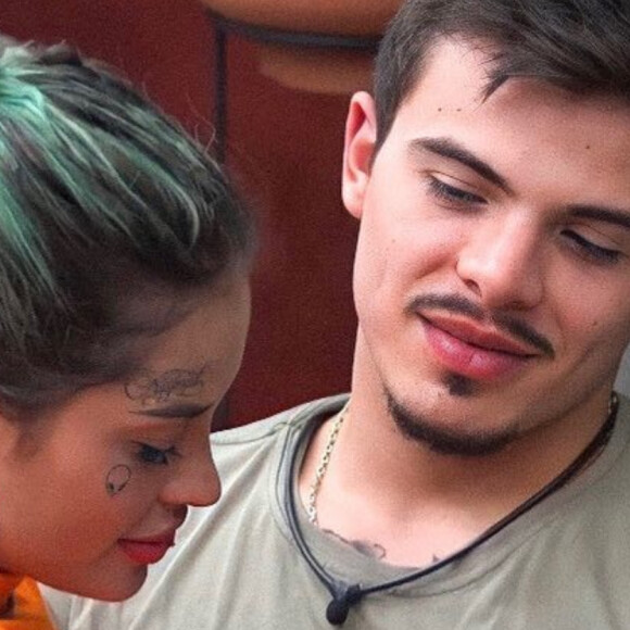 Tati Zaqui fez uma live no Instagram expondo uma briga com Thomaz Costa