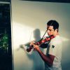 Mateus Solano toca violina e intriga seguidores no Instagram: 'É para um personagem?', perguntou um rapaz na rede social nesta terça-feira, 6 de dezembro de 2014