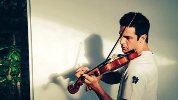 Mateus Solano posta foto tocando violino e intriga fãs: 'É para personagem?'