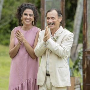 Casamento de Candoca (Isadora Cruz) e José/Zé Paulino (Sergio Guizé) na novela 'Mar do Sertão': Timbó (Enrique Diaz) e Teresa (Clarissa Pinheiro) prestigiam troca das alianças