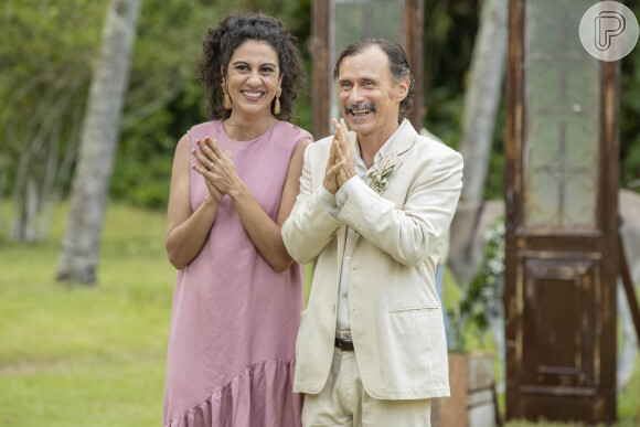 Casamento de Candoca (Isadora Cruz) e José/Zé Paulino (Sergio Guizé) na novela 'Mar do Sertão': Timbó (Enrique Diaz) e Teresa (Clarissa Pinheiro) prestigiam troca das alianças