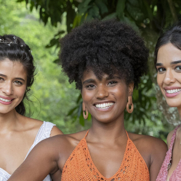 Casamento de Candoca (Isadora Cruz) e José/Zé Paulino (Sergio Guizé) na novela 'Mar do Sertão': noiva em foto com Lorena (Mariana Sena) e Labibe (Theresa Fonseca)