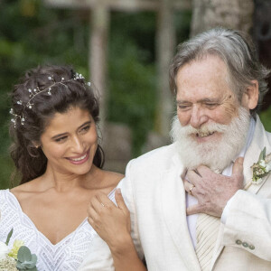 Casamento de Candoca (Isadora Cruz) e José/Zé Paulino (Sergio Guizé) na novela 'Mar do Sertão': noiva é levada ao altar pelo Coronel (José de Abreu)