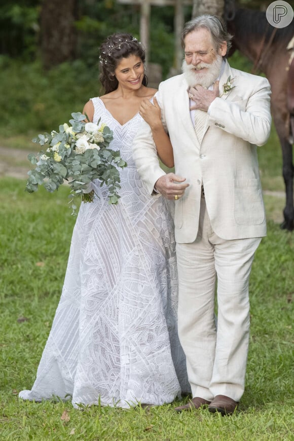 Casamento de Candoca (Isadora Cruz) e José/Zé Paulino (Sergio Guizé) na novela 'Mar do Sertão': noiva é levada ao altar pelo Coronel (José de Abreu)