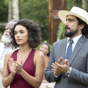 Casamento de Candoca (Isadora Cruz) e José/Zé Paulino (Sergio Guizé) na novela 'Mar do Sertão' é prestigiado por Tertulinho (Renato Góes) e Xaviera (Giovanna Cordeiro)