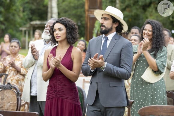 Casamento de Candoca (Isadora Cruz) e José/Zé Paulino (Sergio Guizé) na novela 'Mar do Sertão' é prestigiado por Tertulinho (Renato Góes) e Xaviera (Giovanna Cordeiro)