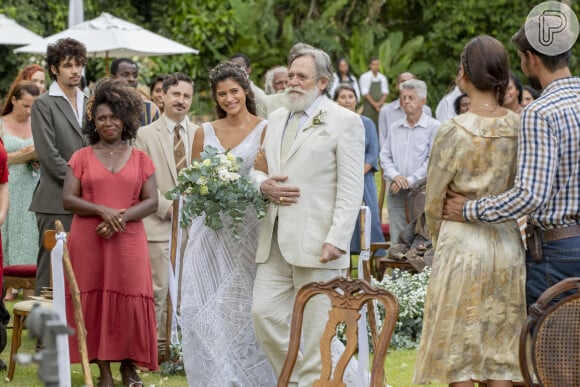 Casamento de Candoca (Isadora Cruz) e José/Zé Paulino (Sergio Guizé) na novela 'Mar do Sertão': noiva usa vestido romântico e deixa braços de fora ao se casar