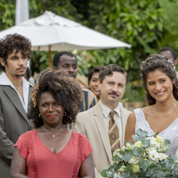 Casamento de Candoca (Isadora Cruz) e José/Zé Paulino (Sergio Guizé) na novela 'Mar do Sertão': noiva usa vestido romântico e deixa braços de fora ao se casar