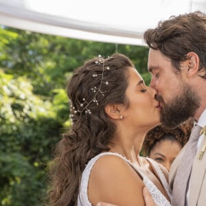 Beijo de Candoca (Isadora Cruz) e José/Zé Paulino (Sergio Guizé) marca casamento do casal na novela 'Mar do Sertão'