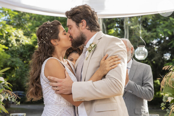 Beijo de Candoca (Isadora Cruz) e José/Zé Paulino (Sergio Guizé) marca casamento do casal na novela 'Mar do Sertão'