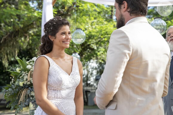 Candoca (Isadora Cruz) não esconde emoção em casamento com José/Zé Paulino (Sergio Guizé) na novela 'Mar do Sertão'