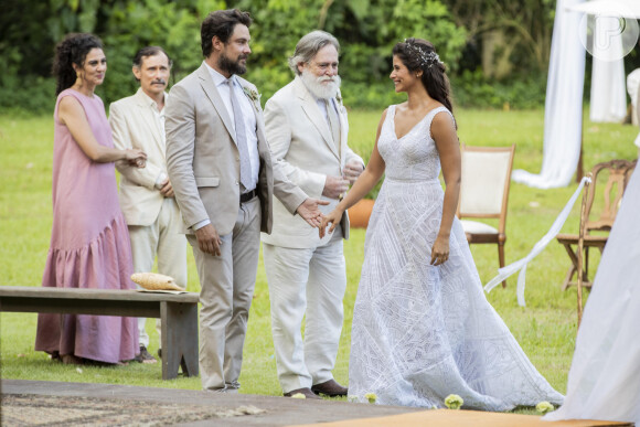 Candoca (Isadora Cruz) chega ao altar para casamento com José/Zé Paulino (Sergio Guizé) com o Coronel (José de Abreu), na novela 'Mar do Sertão'