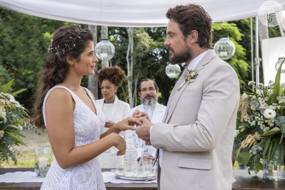 Candoca (Isadora Cruz) e José/Zé Paulino (Sergio Guizé) trocam alianças em casamento na novela 'Mar do Sertão'